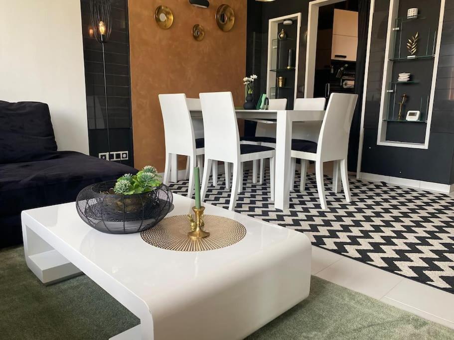 Lovely 1-Bedroom Apartament With Free Parking โซเฟีย ภายนอก รูปภาพ