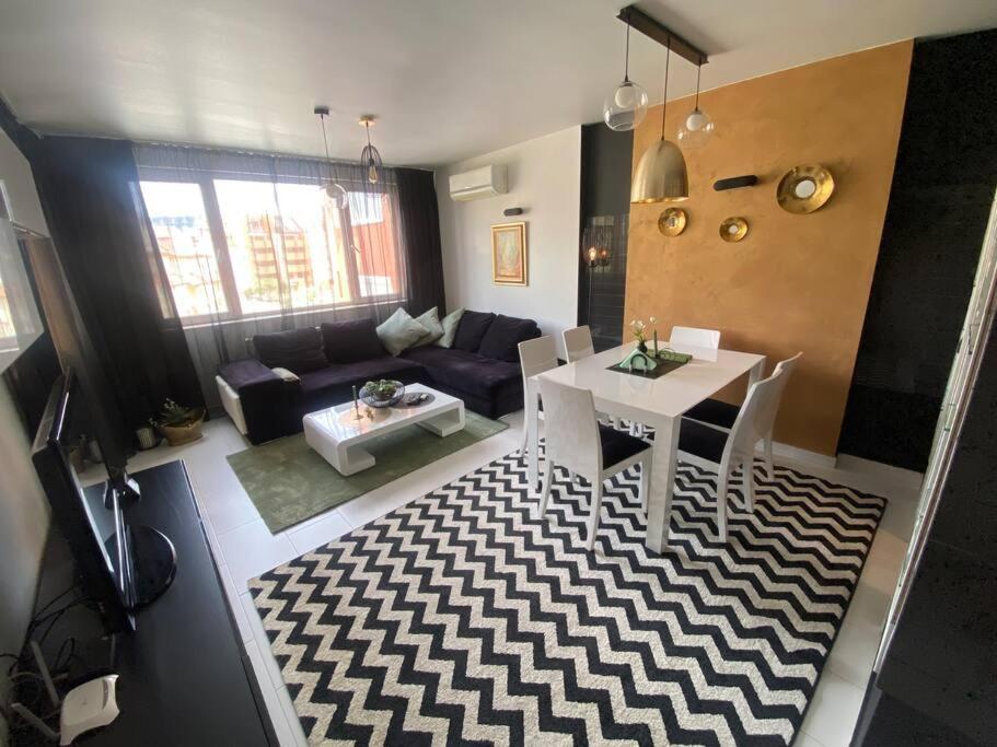 Lovely 1-Bedroom Apartament With Free Parking โซเฟีย ภายนอก รูปภาพ