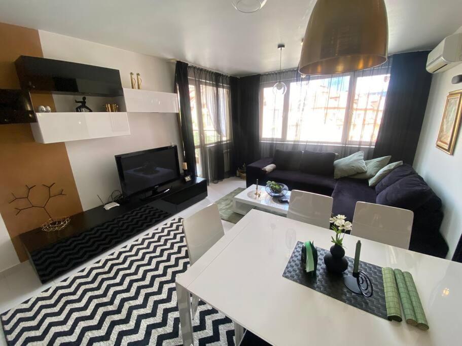 Lovely 1-Bedroom Apartament With Free Parking โซเฟีย ภายนอก รูปภาพ